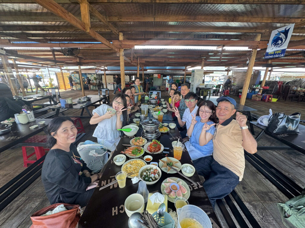 Ăn trưa tại lồng bè Làng Chài - KTourNhaTrang