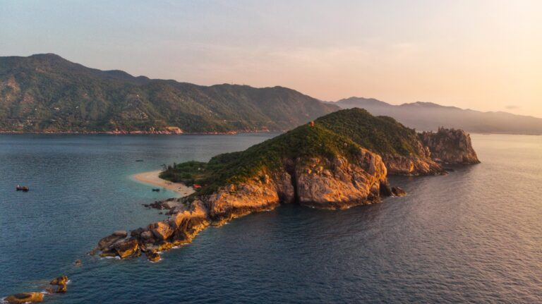 KHÁM PHÁ ĐẢO HÒN NƯA – “CHÚ KHỦNG LONG” GIỮA BIỂN KHƠI (2N1Đ)